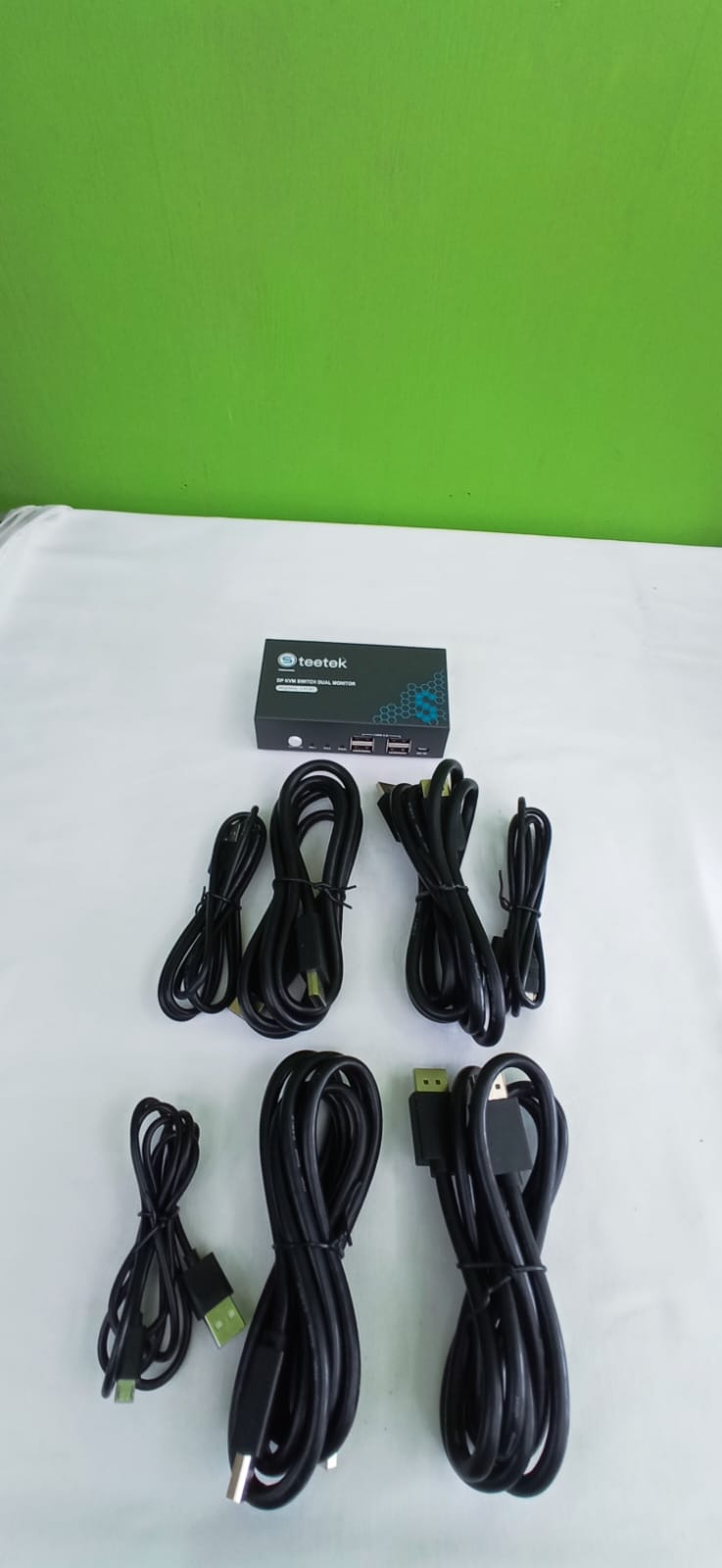 Steetek HDMI KVM Switch Dual Monitors 2 Port 4K @ 30Hz, KVM Switch 2 számítógép 2 monitor kiterjesztett kijelzője, Dual Monitor KVM by Hotkey Switching 4 HDMI és 2 USB kábel a szállítási terjedelem tartalmazza